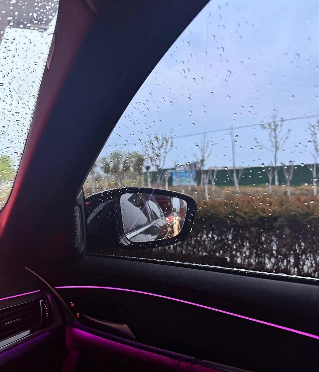 蹭一下小谢助理的车，顺便在后排眯会 