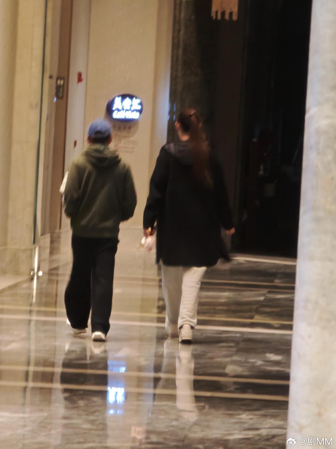 青岛偶遇王宝强和女友网友青岛偶遇王宝强和女友青岛偶遇王宝强和女友，路人视角下的他