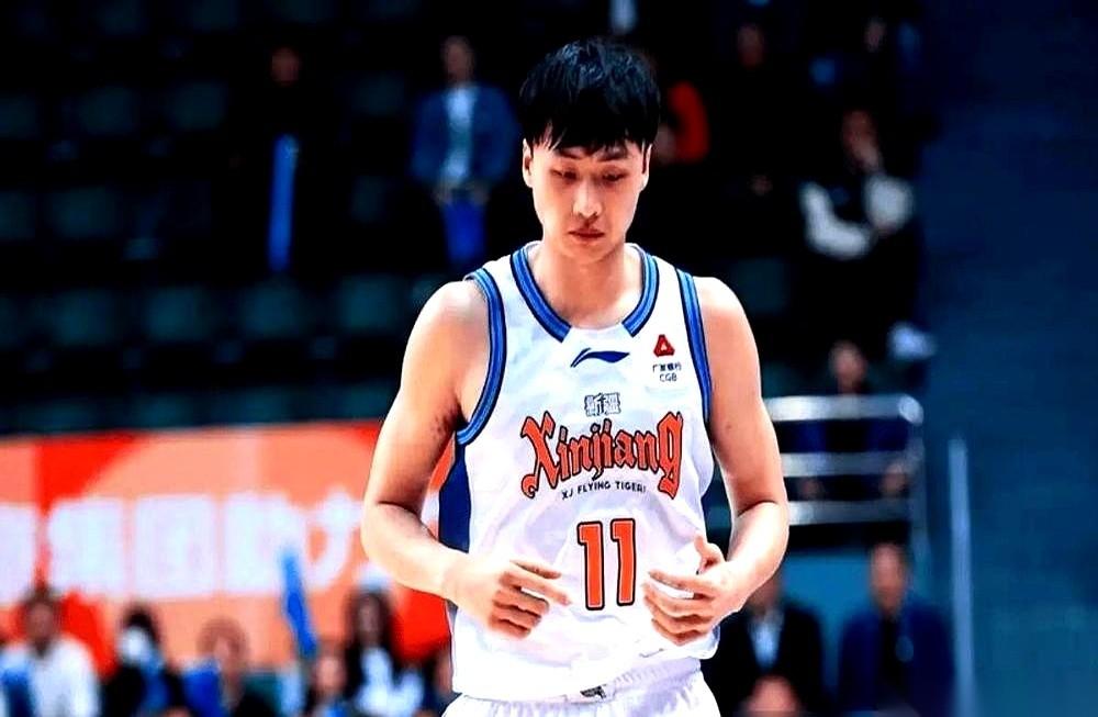 新疆队刚请来的克罗地亚教练，上任不到24小时，第一件事就把当家主力齐麟，死死摁在