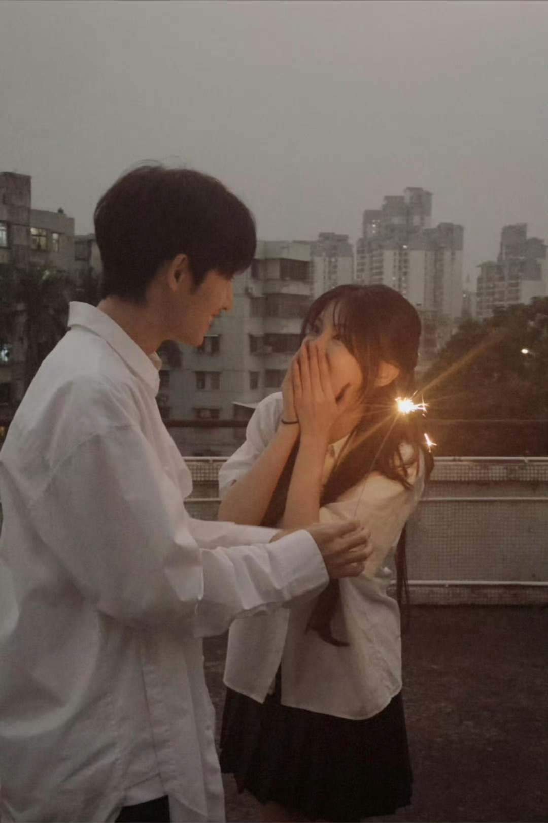 杨超越被绊倒🍀今日杨超越剧组开机现场意外摔倒，表情管理“下线”，接地气模样可爱