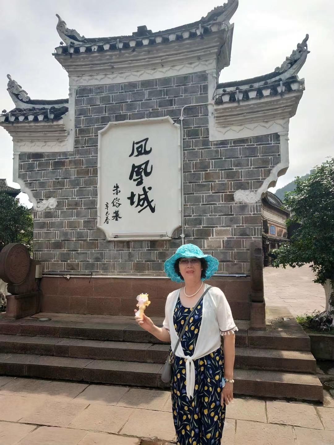 湖南凤凰古城，不仅以沈从文故居闻名遐迩，更是以苗家风光旖旎的绝色水墨景致，吸引八