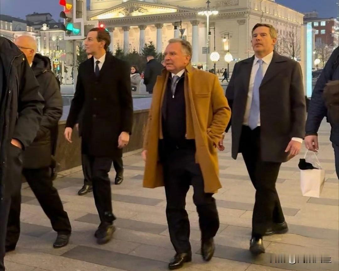 左瞧瞧，右看看，到了莫斯科就随便。先逛街，再吃饭，吃饱喝足好谈判。