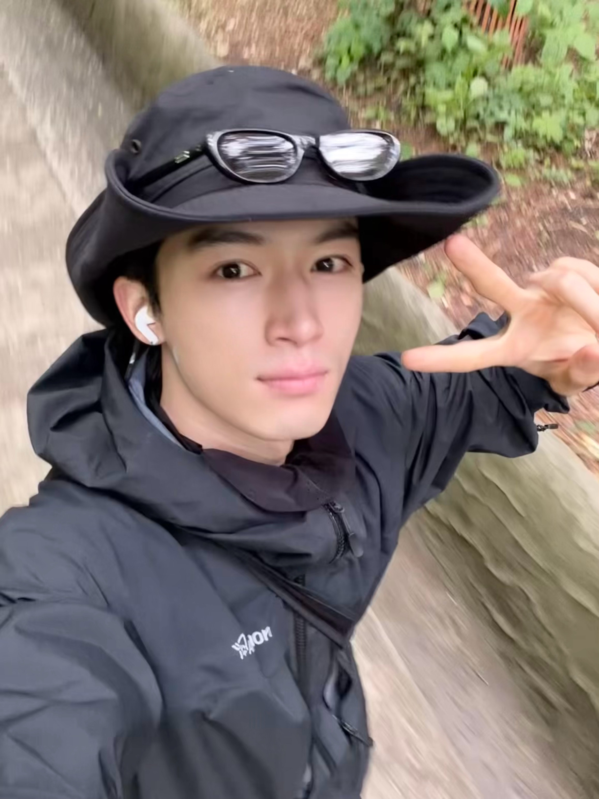 王星越  wxy王星越周京泽 wxy王星越告白 哥哥出道六周年快乐！未来我也会一