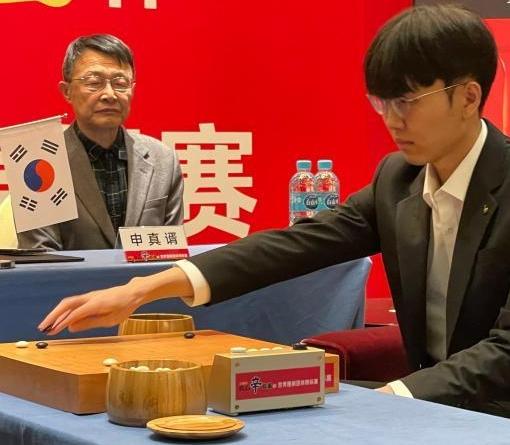 现在围棋领域，世界第一谁韩国棋手申真胥;世界围棋等级分第一。