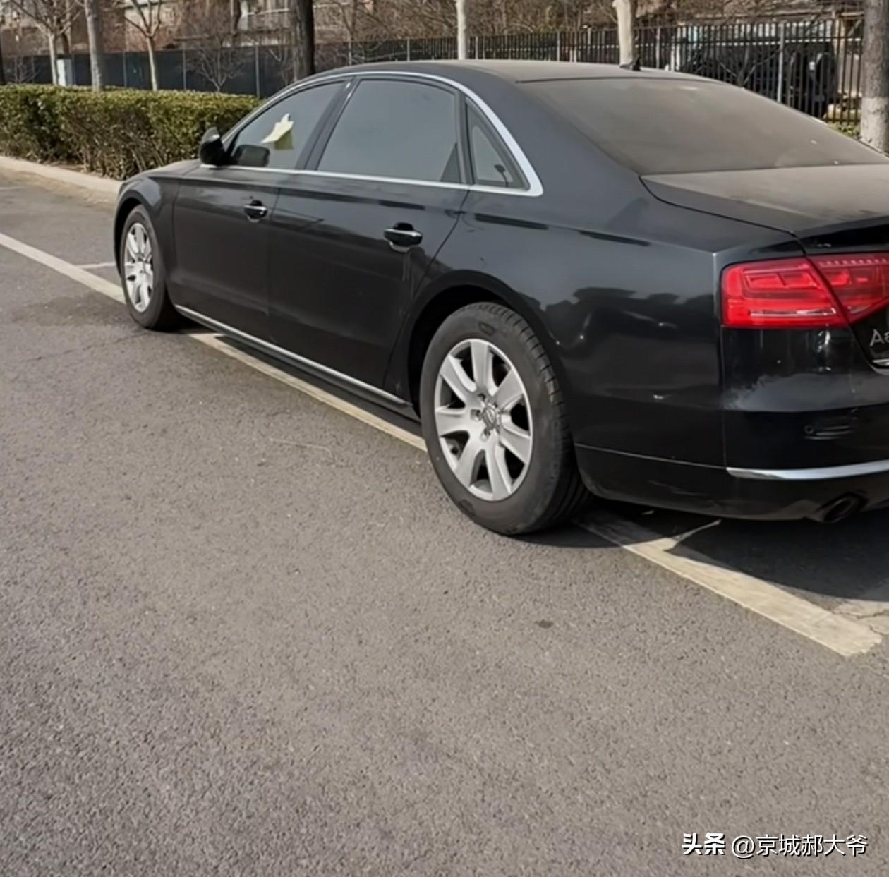 大家说这车都停到车位里了，还被贴了条，冤不冤。是不是都以为这车是因为没有完全停到