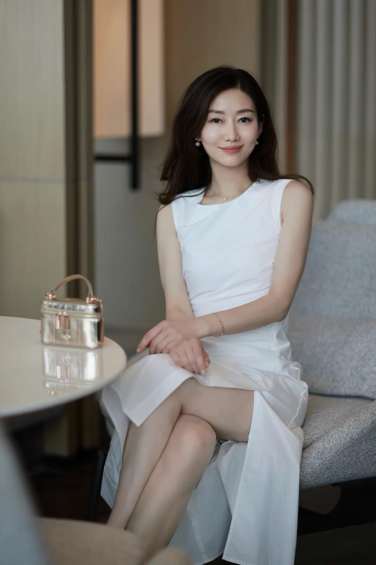 女生怎么穿搭会看上去很优雅白色的长裙穿搭，优雅知性的气质