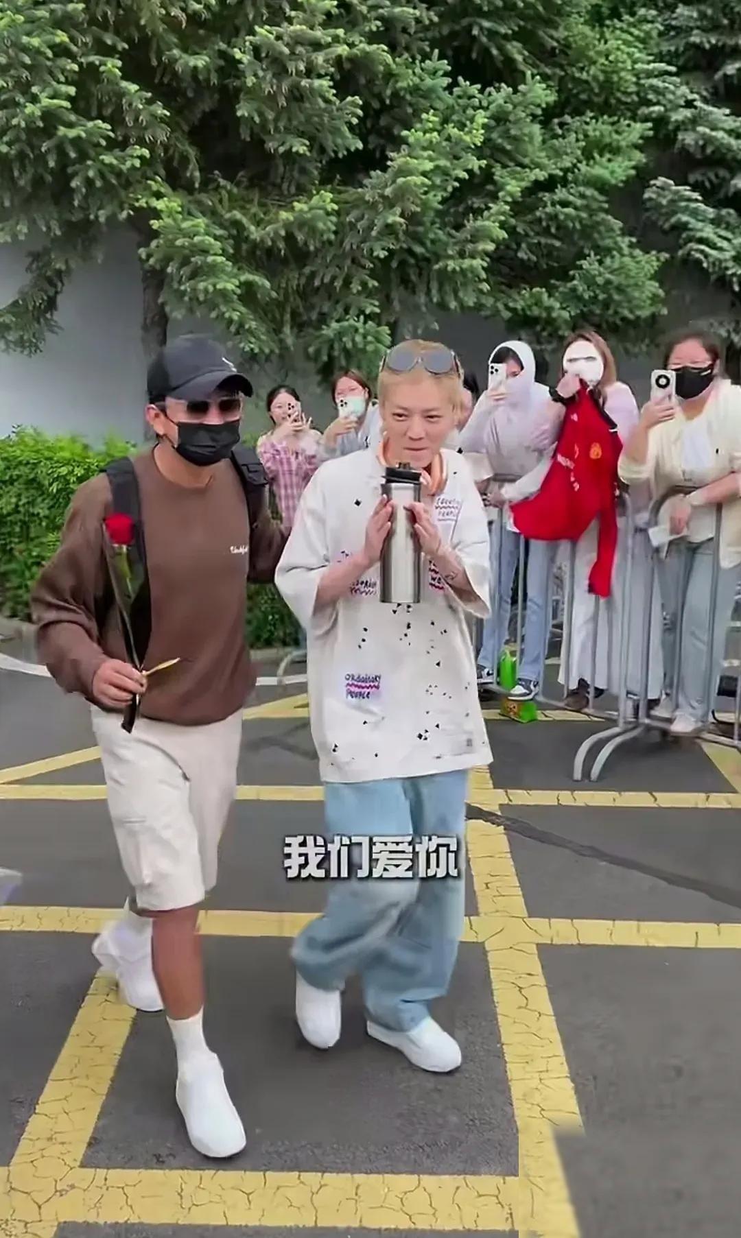 鹿晗驼背，脖子前倾，体态真的不好看！！为啥身边没人告诉他——这话一出来，评论区基