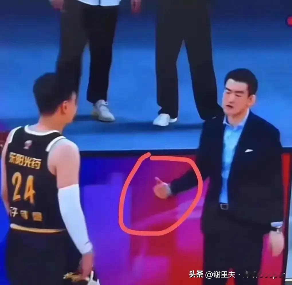我替许钟豪说句公道话，豪哥球场经验老道，越看越慈眉善目，笑容很有质感，真诚，无辜