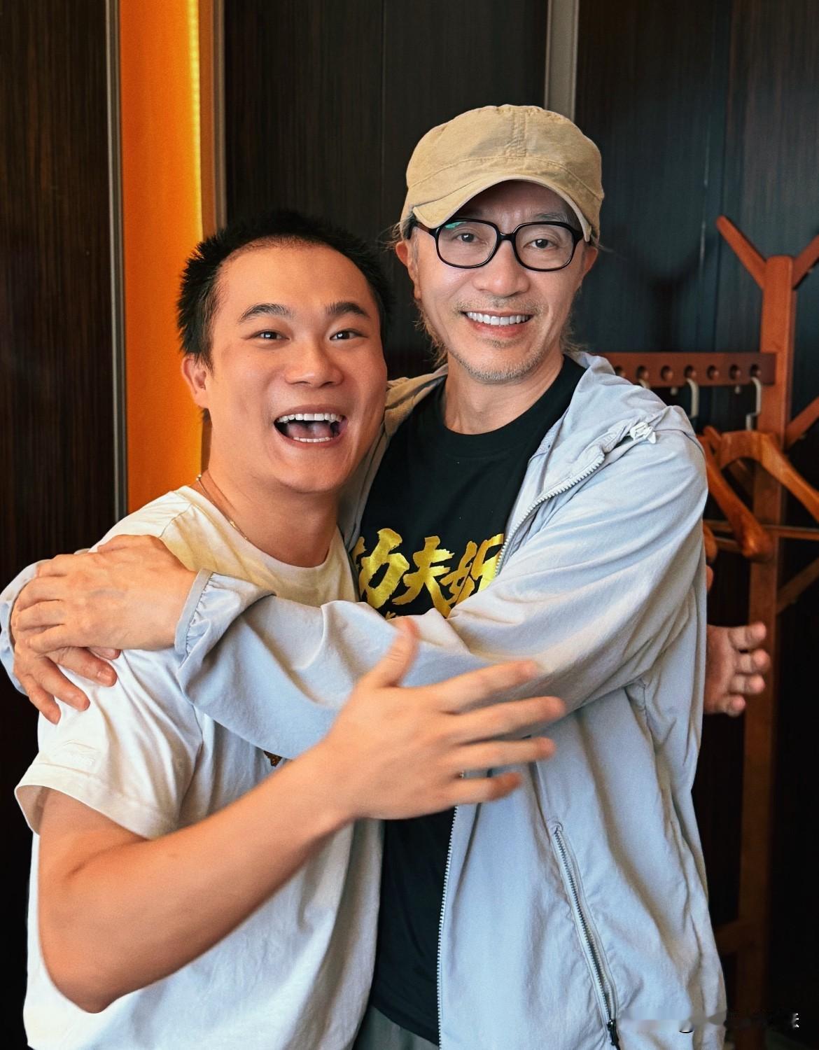 星爷重回星仔[流泪]
这不是AI，星爷也会美颜了！
怎么来北京也不说一声，胡子剃