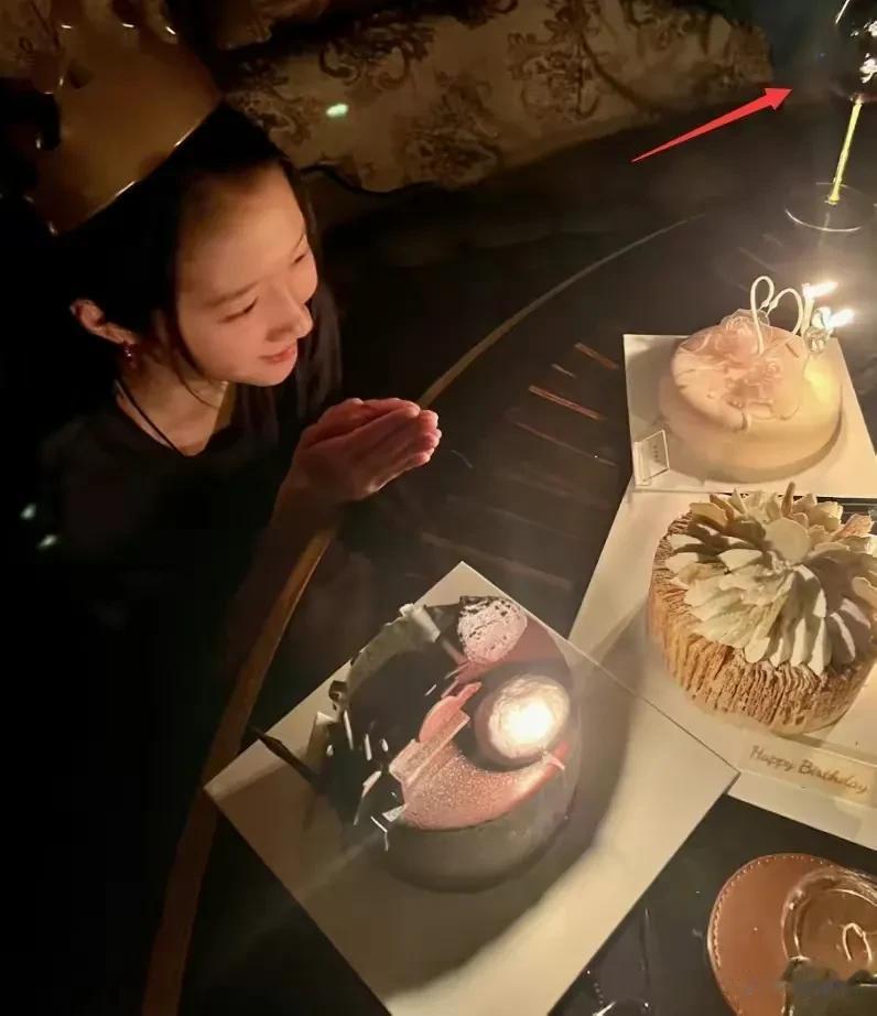9月17日，是关晓彤的26岁生日，男友鹿晗原本打算为关晓彤卡点庆生，可是却迟了两