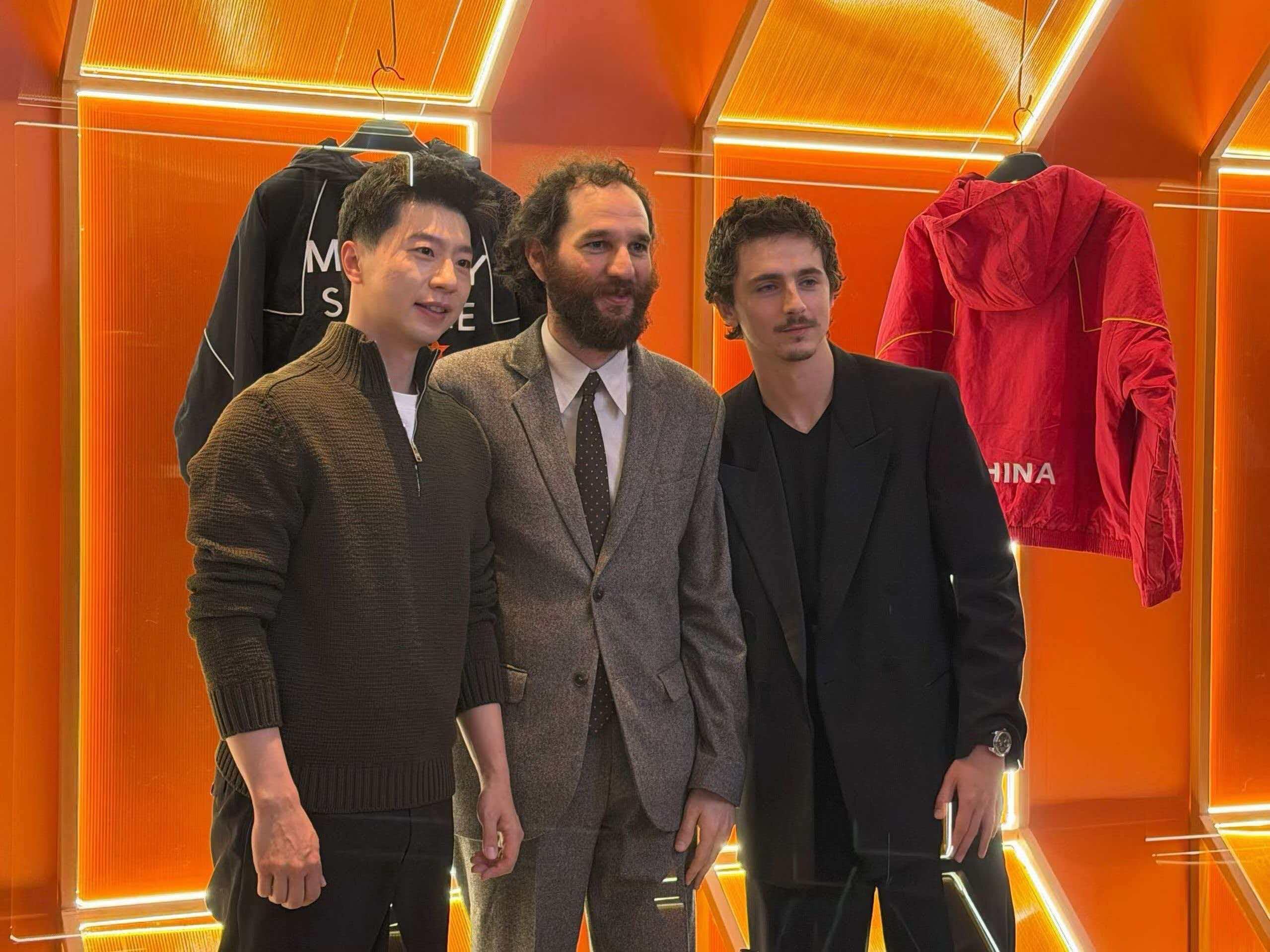 合影更能看出来龙哥哥好立体的脸