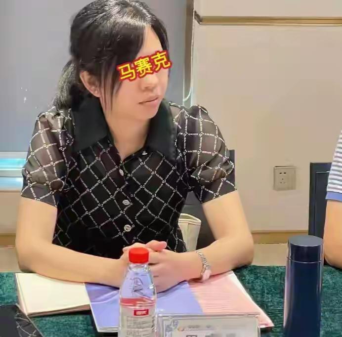 被举报的女局长说了句话，把所有人都整懵了。

她说那些聊天记录，不是她本人聊的。