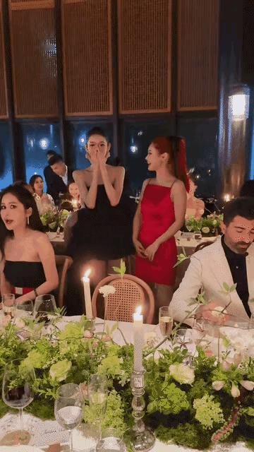 张艺凡和奚梦瑶撞衫，你们觉得，谁尴尬了？

老实说，奚梦瑶很难不尴尬吧？

首先