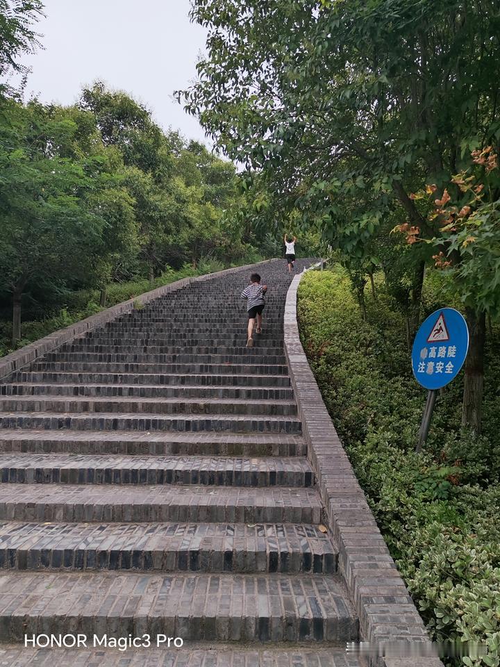 补习班存在即合理？
        每到暑假，很多家长都喜欢把孩子送到补习班，有