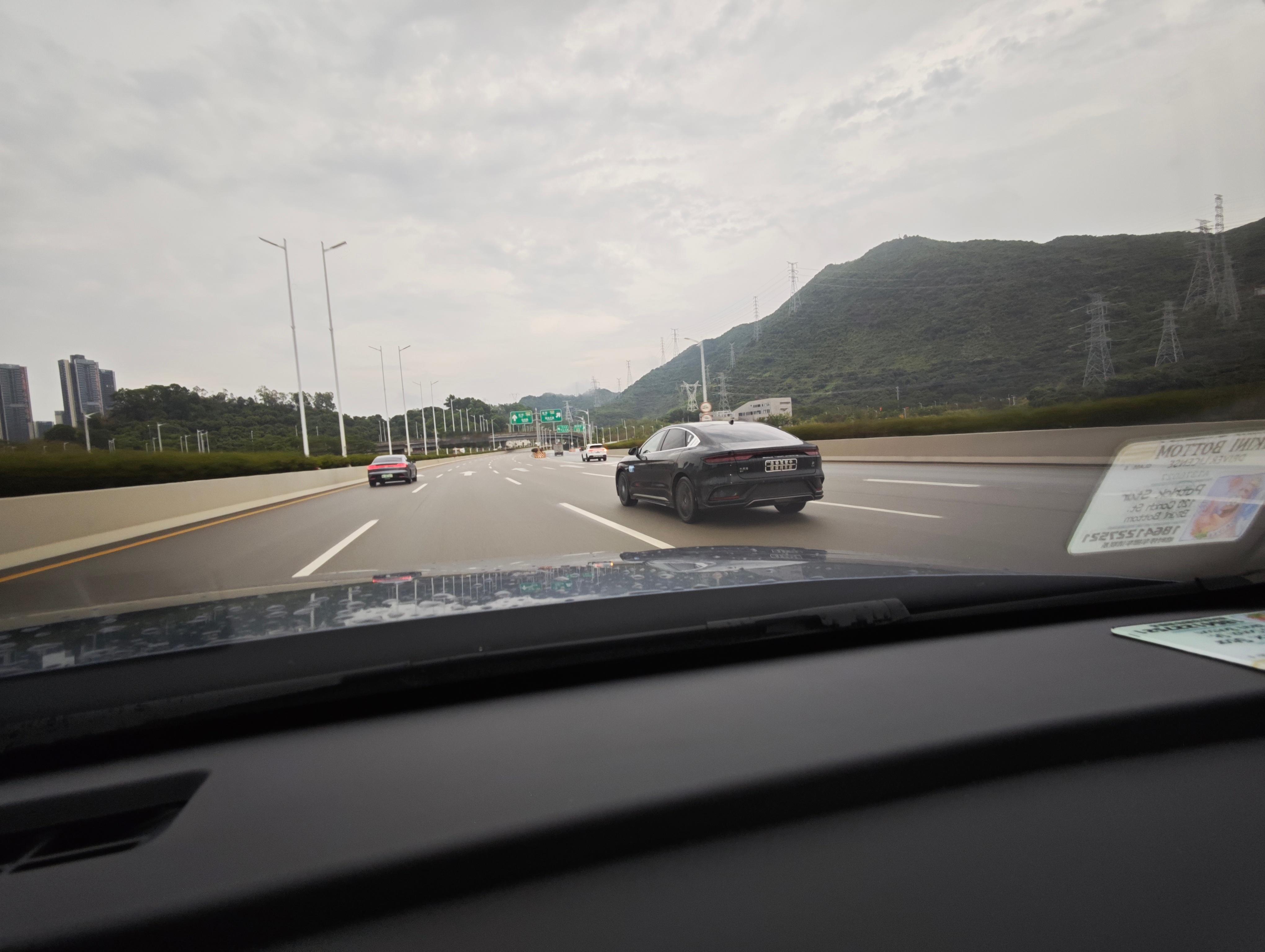 深圳坪山真的超级多，比亚迪这种的路测车，虽说现在自动驾驶还处于舆论的风口浪尖，但