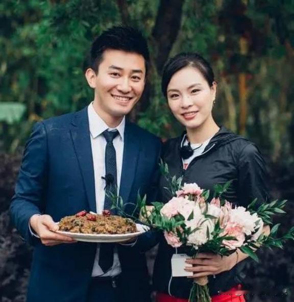 2017年，奥运冠军吴敏霞结婚时跪下给婆婆敬茶，婆婆一脸骄傲。婚后吴敏霞两次怀孕