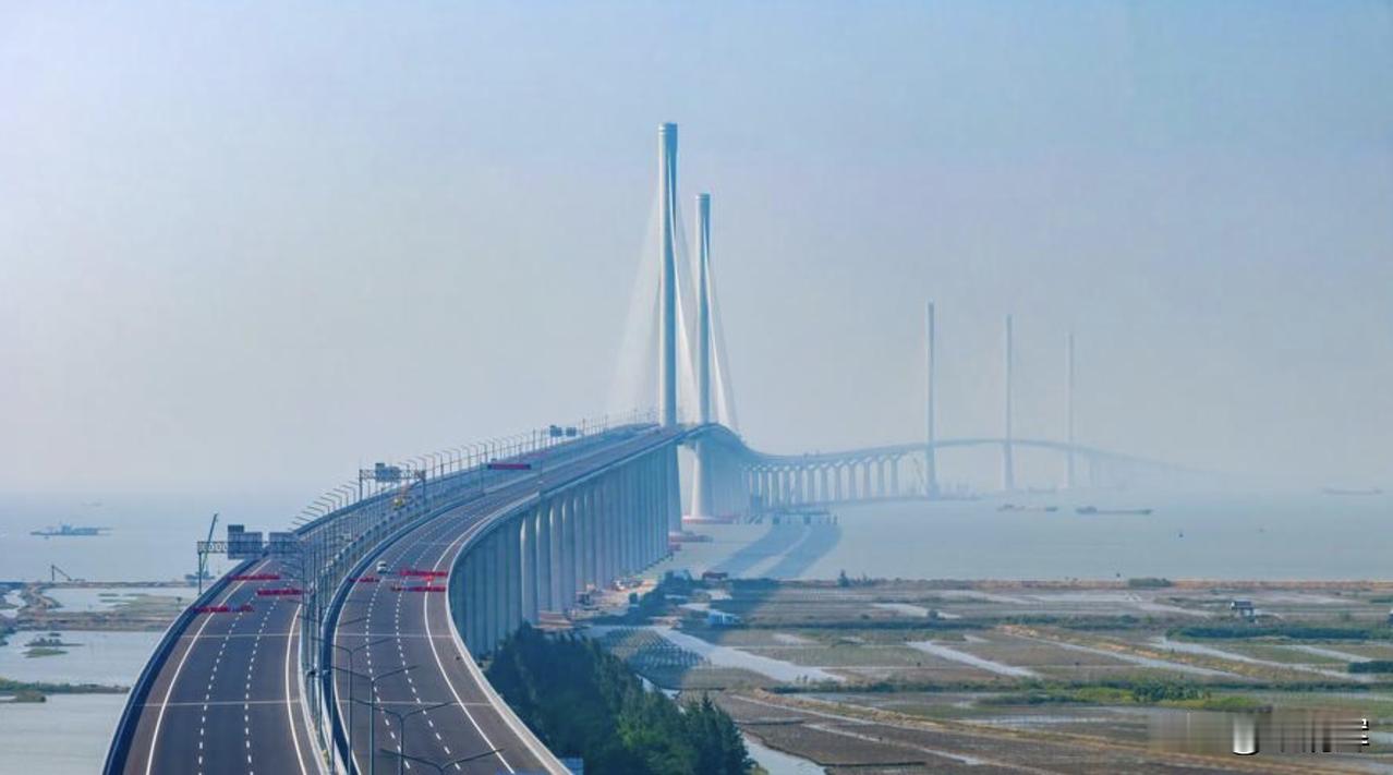 我认为，黄茅海跨海通道对“珠江”两岸城市的具体影响主要体现在交通便捷性、经济发展