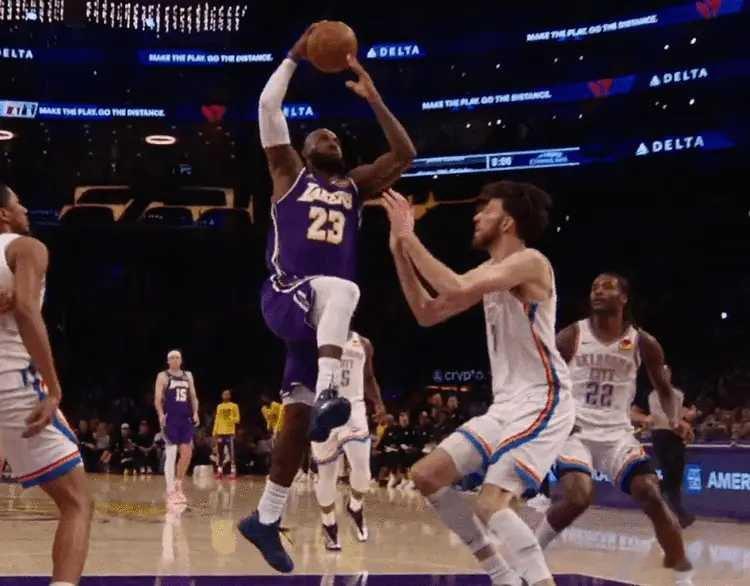 NBA常规赛继续进行，洛杉矶湖人队（32胜20负）连胜被终结。虽然勒布朗得到22