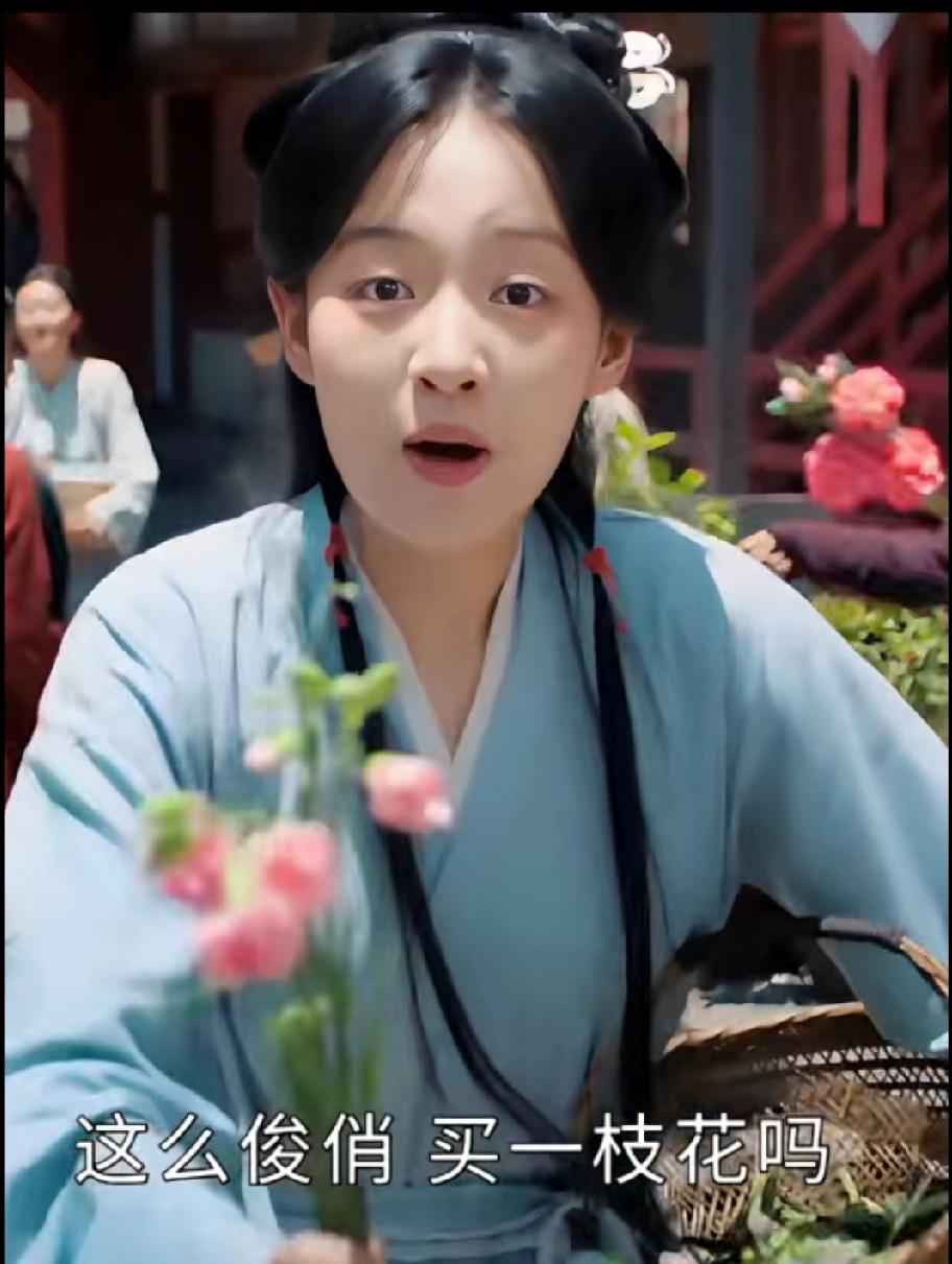 【翘楚】惊现AI演员？群演回应了

不少人怀疑这个卖花的女孩是ai演员，因为她眼