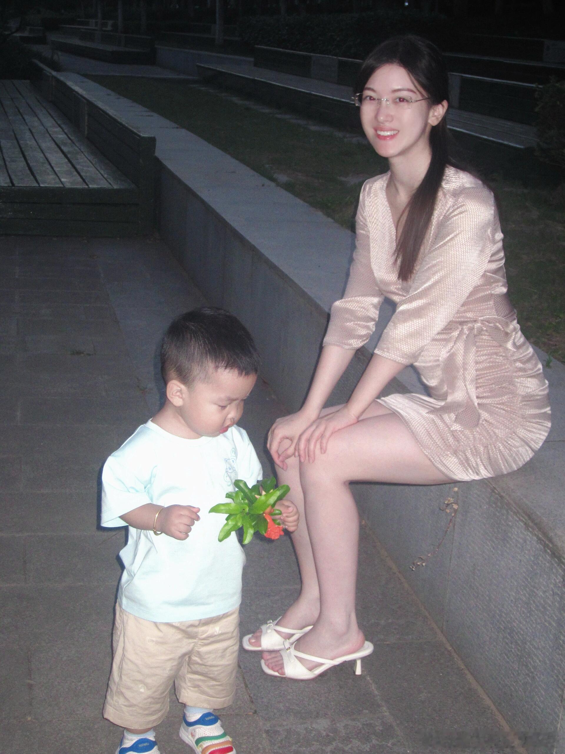 不像妈妈，像小姨 ​​​