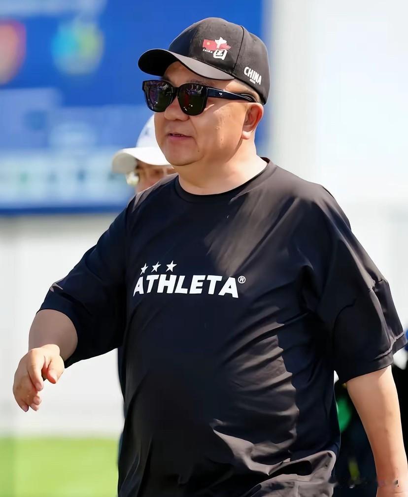 董路没有教练证的理由很简单：他不想考。不是怕考不过，他就是不想考。

第一、董路