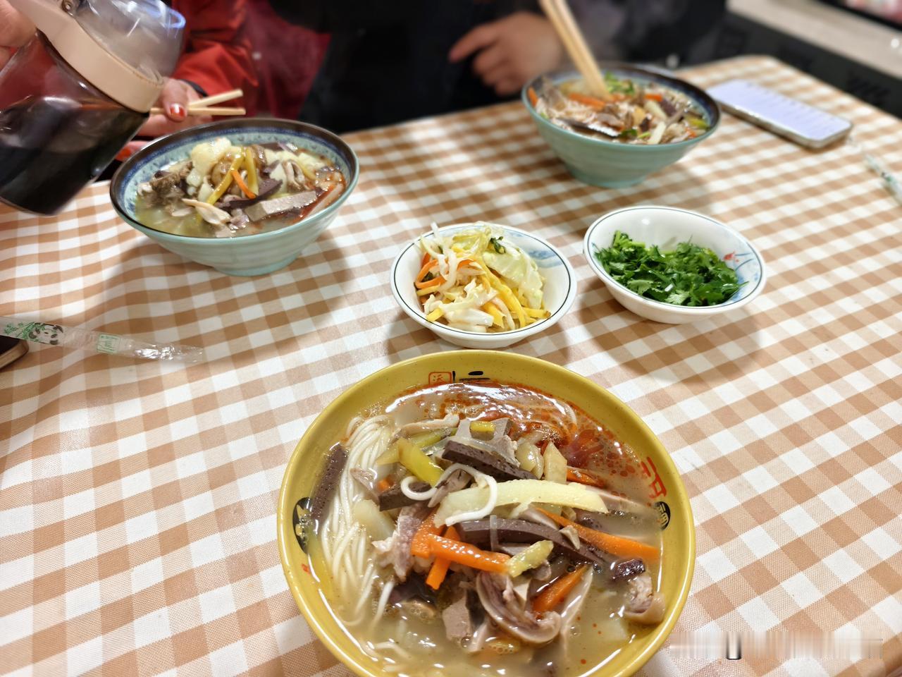 秋日生活打卡季 地标山西偏关小县城的特色美食，依旧是土豆爱上面之系列，土豆粉羊杂