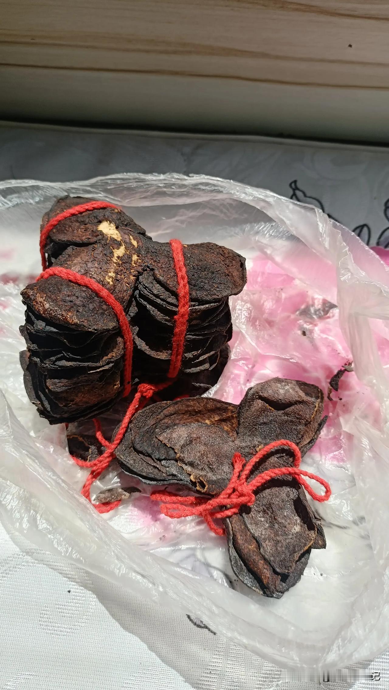 陈皮以前也是一位老中医给我的，十年了，泡水喝非常香，对身体也好，很珍贵。再就是准