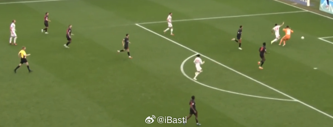 其实这个侧面视角会更加清楚地看到，迪亚斯确实是在身体接触前就主动向前扑了（对于这