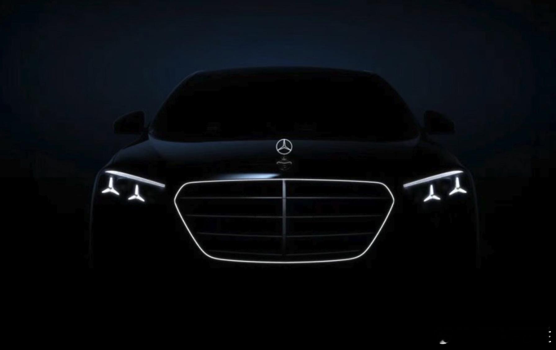立标也发光！新款奔驰S级预告图发布。新车定档1月29日全球首发， 外媒报道该版本