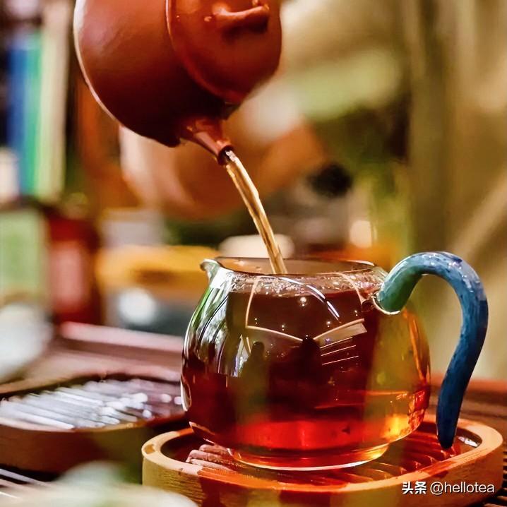 《茶道七律》
沸汤倾盏叶浮沉，辗转青瓷意自深。
慢煮光阴消涩味，静熬岁月转柔襟。