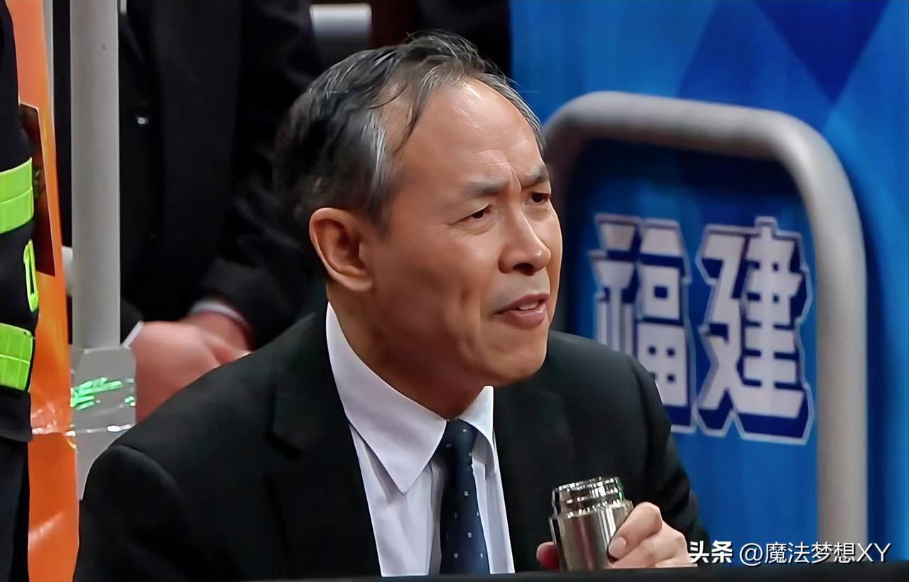 奉劝大家一句
别对北京男篮有太大期待
不是不希望他们夺冠，而是
他们的主帅许利民