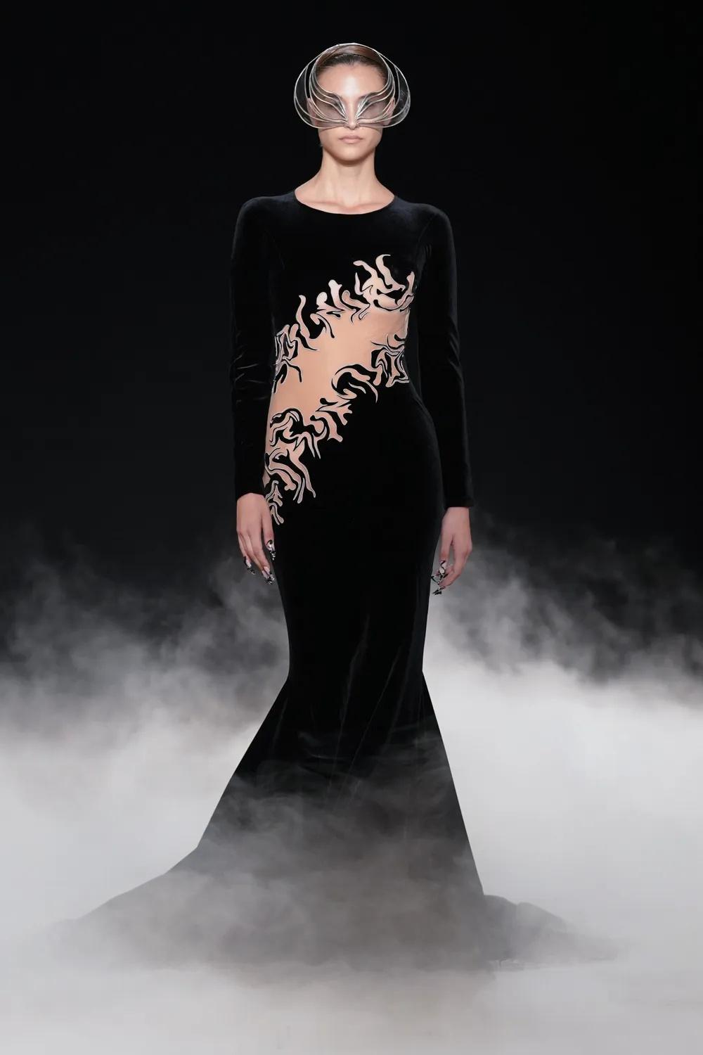 杨幂身穿Iris van Herpen 2026秋冬高定，佩戴TASAKI珠宝亮