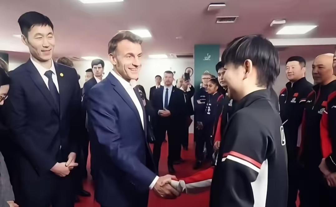 马克龙访华这波操作，真的把“亲民外交”玩明白了！一场和孙颖莎的乒乓球切磋，比千言