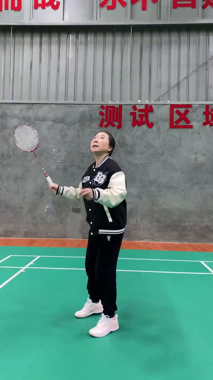 国家级教练教你打完球你告我身体哪疼，就知道你什么水平。
·大臂疼是新手打球喜欢抢