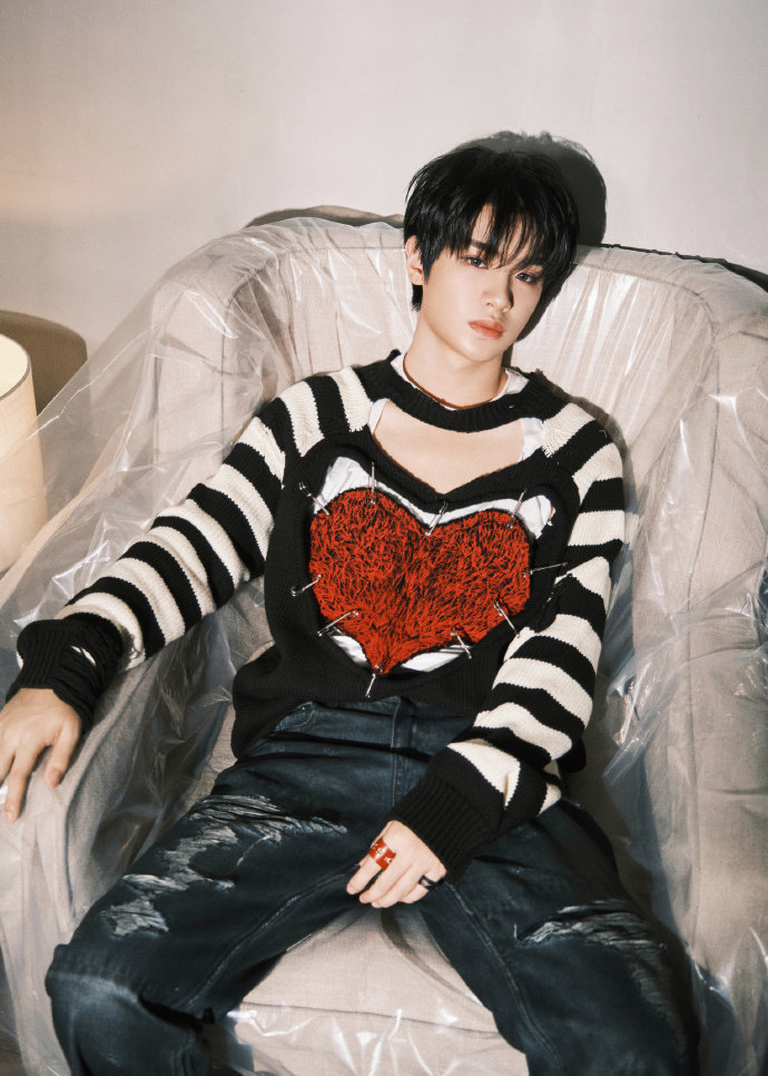#黄明昊#｜今晚演唱会造型图，黑白条纹爱心别针毛衣，帅气十足❤️#美学前沿# ​