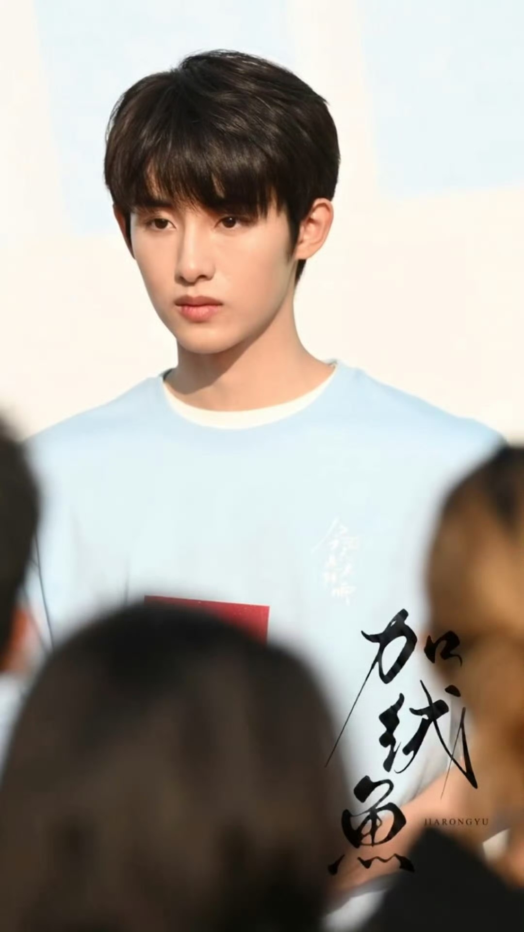 董思成首演青春校园剧董思成新剧《今天是太阳雨》开机，首部青春校园剧的陈砚周学长造