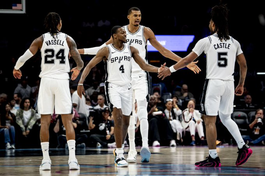 米奇：卡斯尔缺席比赛，文班亚马将在热身之后决定是否出战