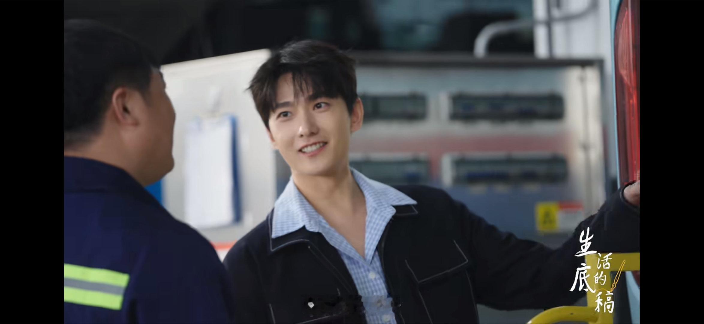 杨洋体验汽修工的一天杨洋化身记者采访还体验汽修，状态太真实了！“认真生活的人本身