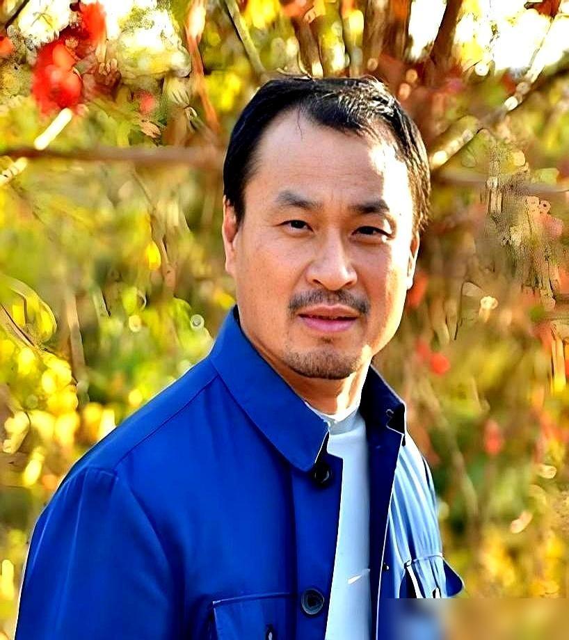 为了不当那个在电视剧里叫卖的推销员，王老七亲手把自己的饭碗给砸了。

现在的象牙