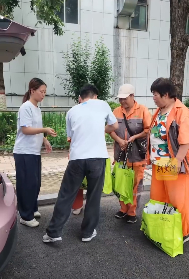 满满一卡车河南西瓜免费送劳动者爱心接力，甜了瓜农，也甜了劳动者。与其让西瓜烂在地
