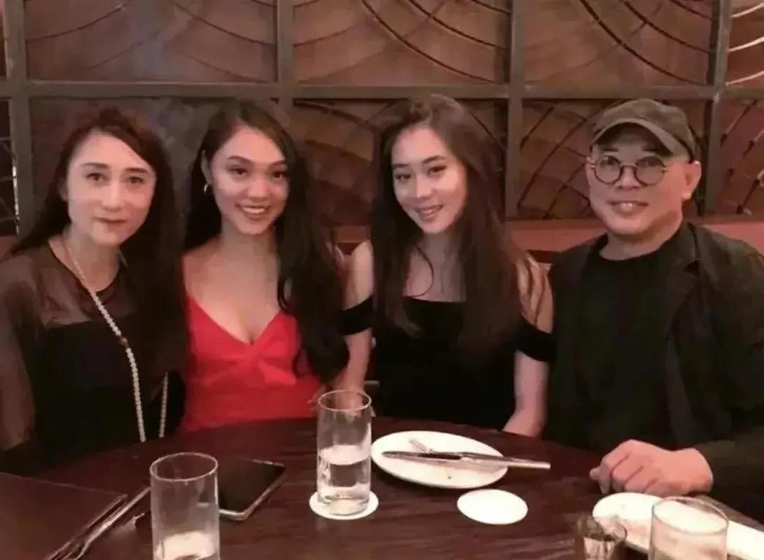 李连杰罕见和一家人外出用餐。妻子利智依然颜值在线。

李连杰携妻子和女儿外出，妻