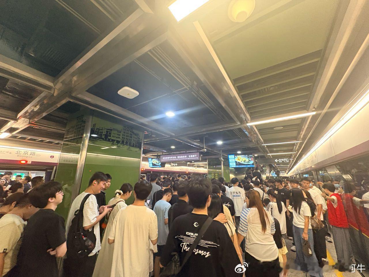 广州地铁 网友： 2026年5月1日（五一假期第一天 ），广州晴。图一为17:3