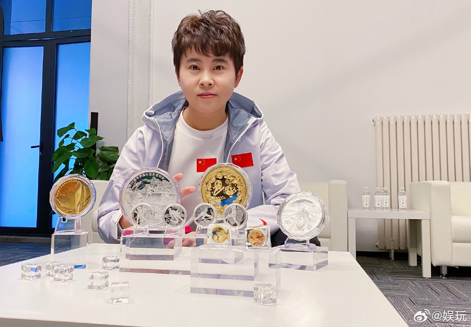 王濛cos冬奥会解说造型一出场瞬间破防，当年靠着濛主解说蹲完整个冬奥赛事王濛复刻