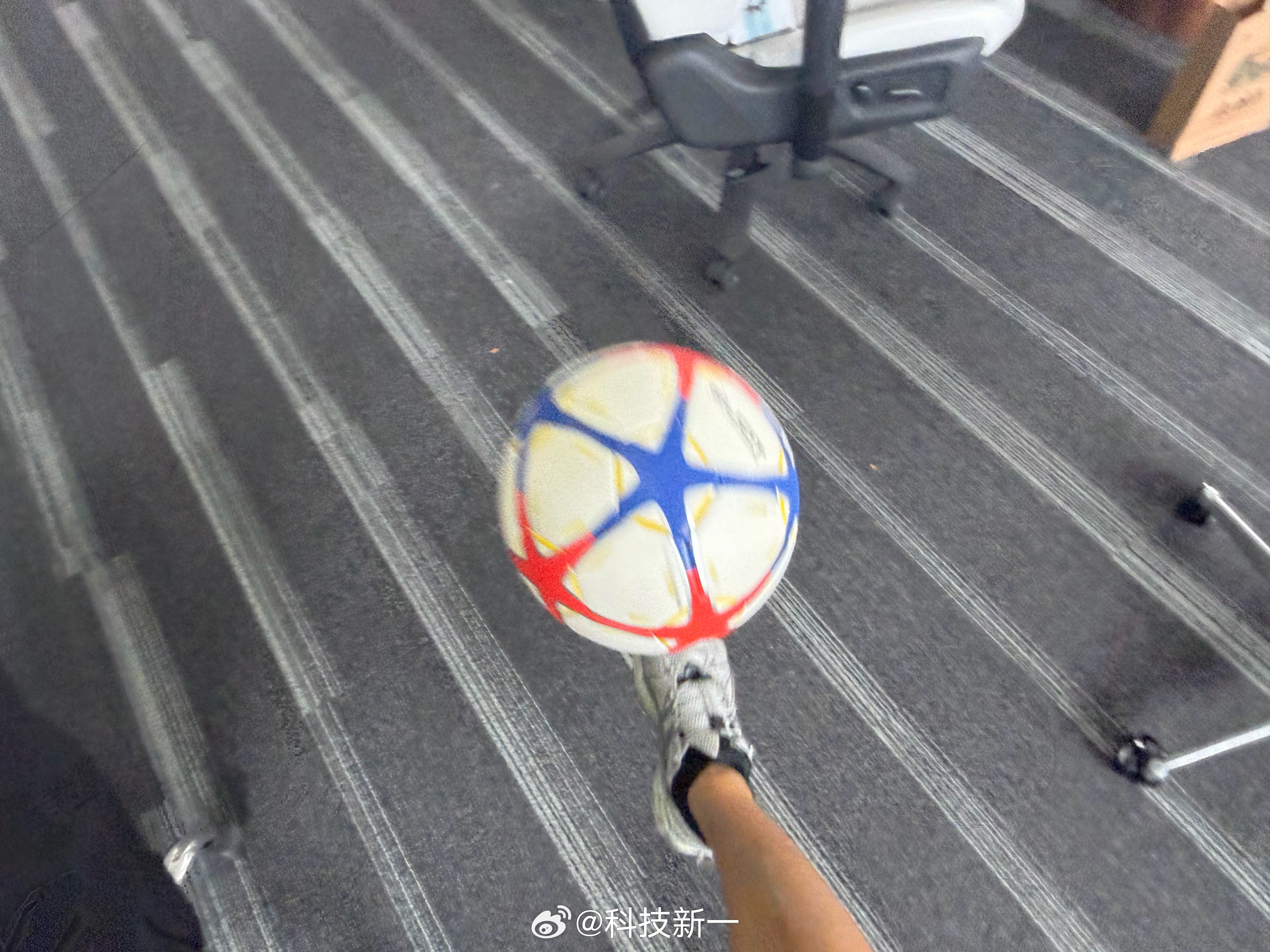 世界杯后劲还没过，买了个足球在办公室踢，大家说我现在开始练晚不晚？