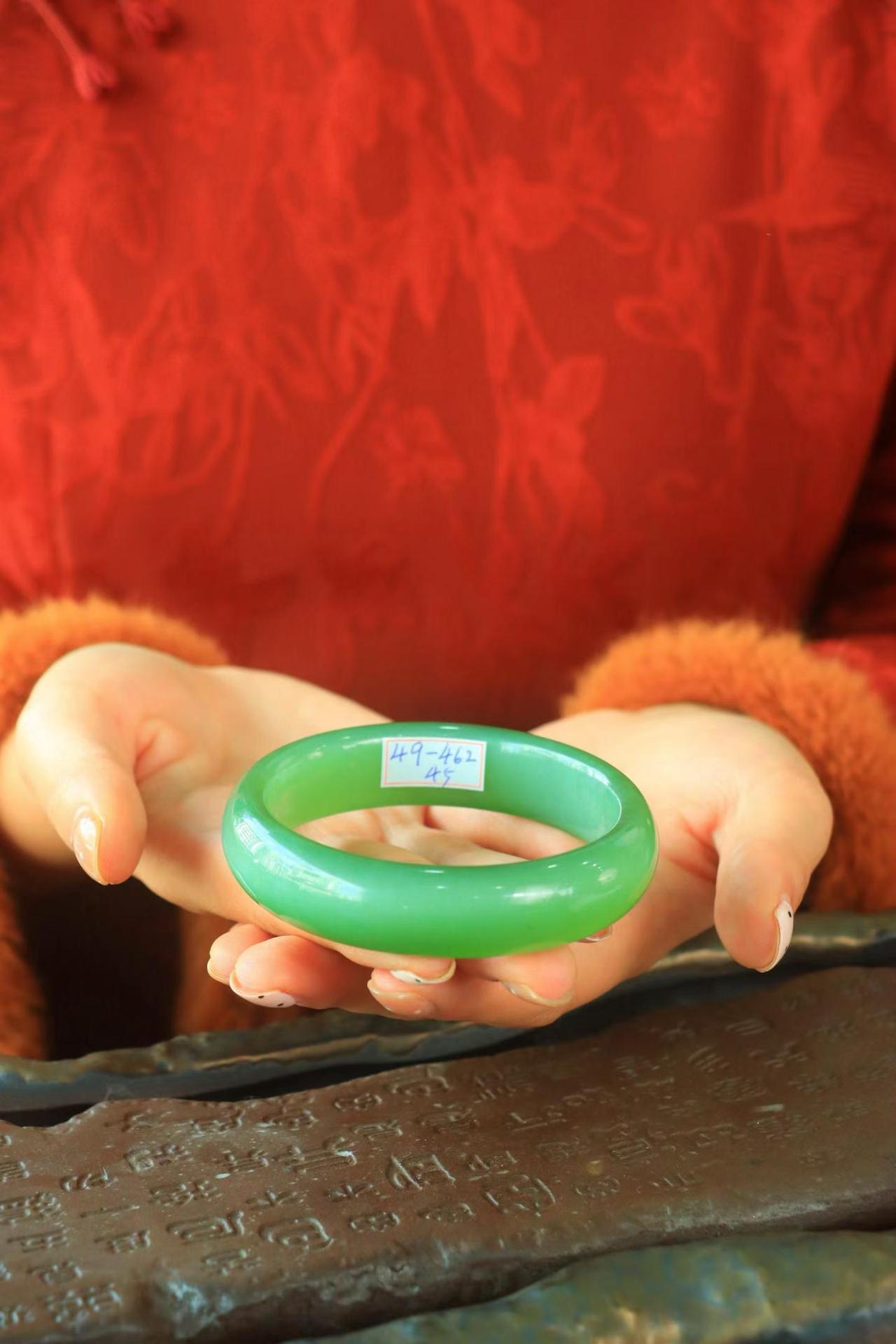 碧玉•猫👀镯〉

典藏级臻品🍀和田玉碧玉猫眼⚡️手镯，灼灼其华✨想像靓妆淡伫