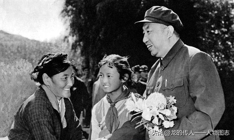 1975年9月华国锋和西藏自治区革命委员会副主任、结巴公社党支部书记次仁拉姆亲切