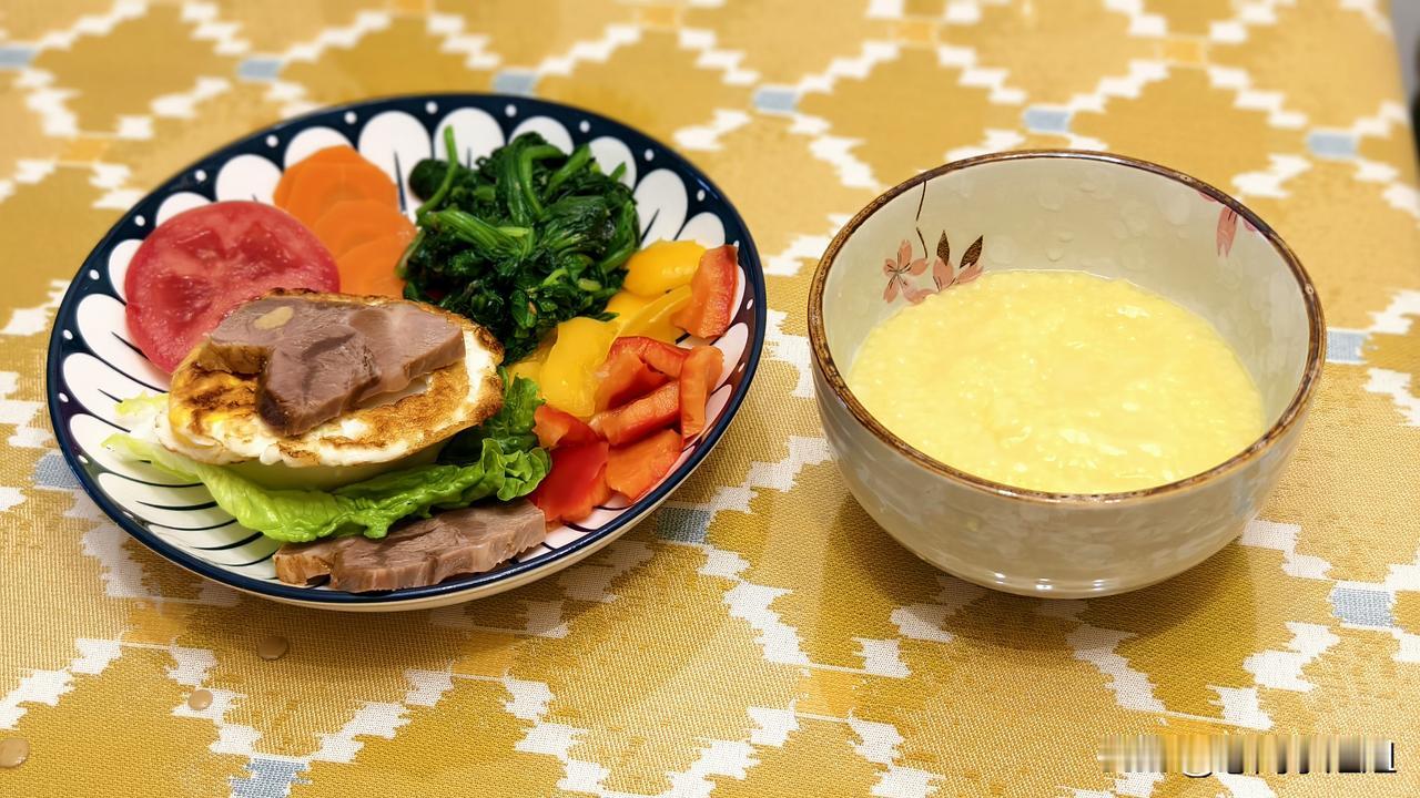 看看里面都有啥，一片馒头、一个煎蛋、两片酱牛肉，还有一堆青菜，西红柿、胡萝卜、红