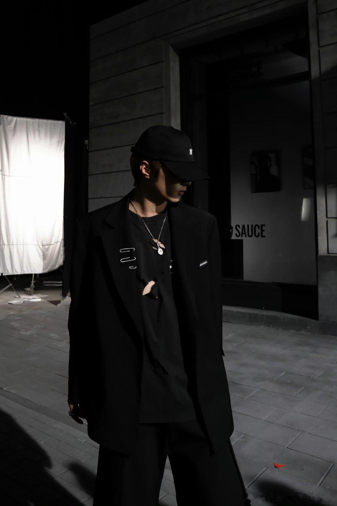 刘耀文黑色破洞内搭刘耀文很有氛围了 刘耀文很有氛围了~ 