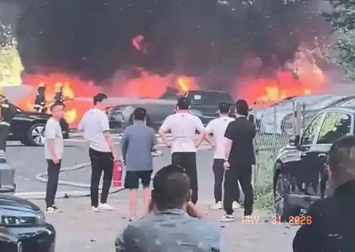因为烧杨絮，一不小心引燃20辆新车，转眼间灰飞烟灭，这位老人可摊上事儿了。

这