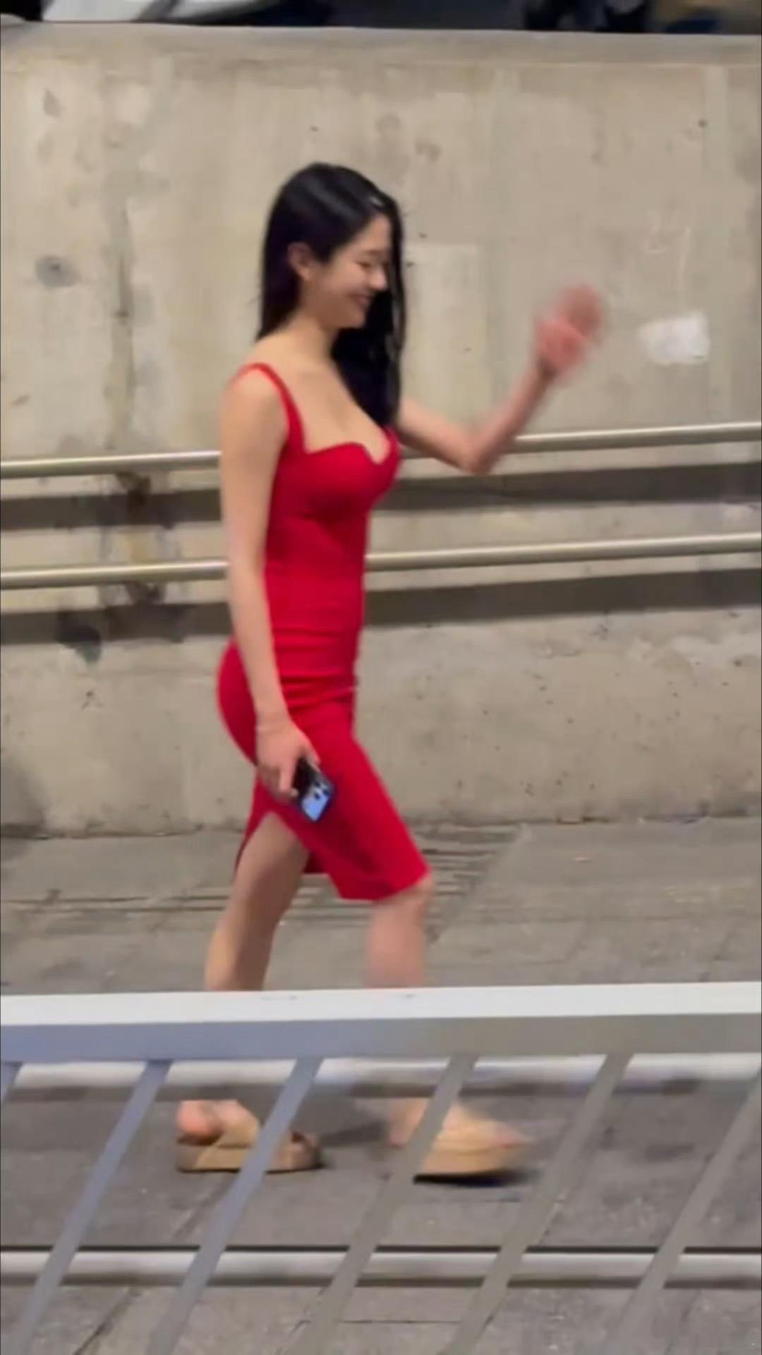 向涵之身着红色抹胸长裙，肌肤胜雪、身姿曼妙，红裙完美衬托出她纤薄的肩颈线和紧致腰